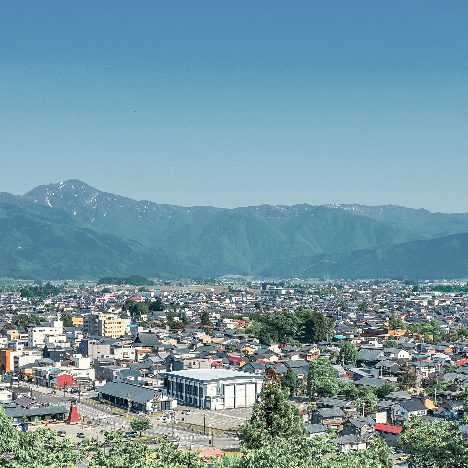 街並みと山の風景