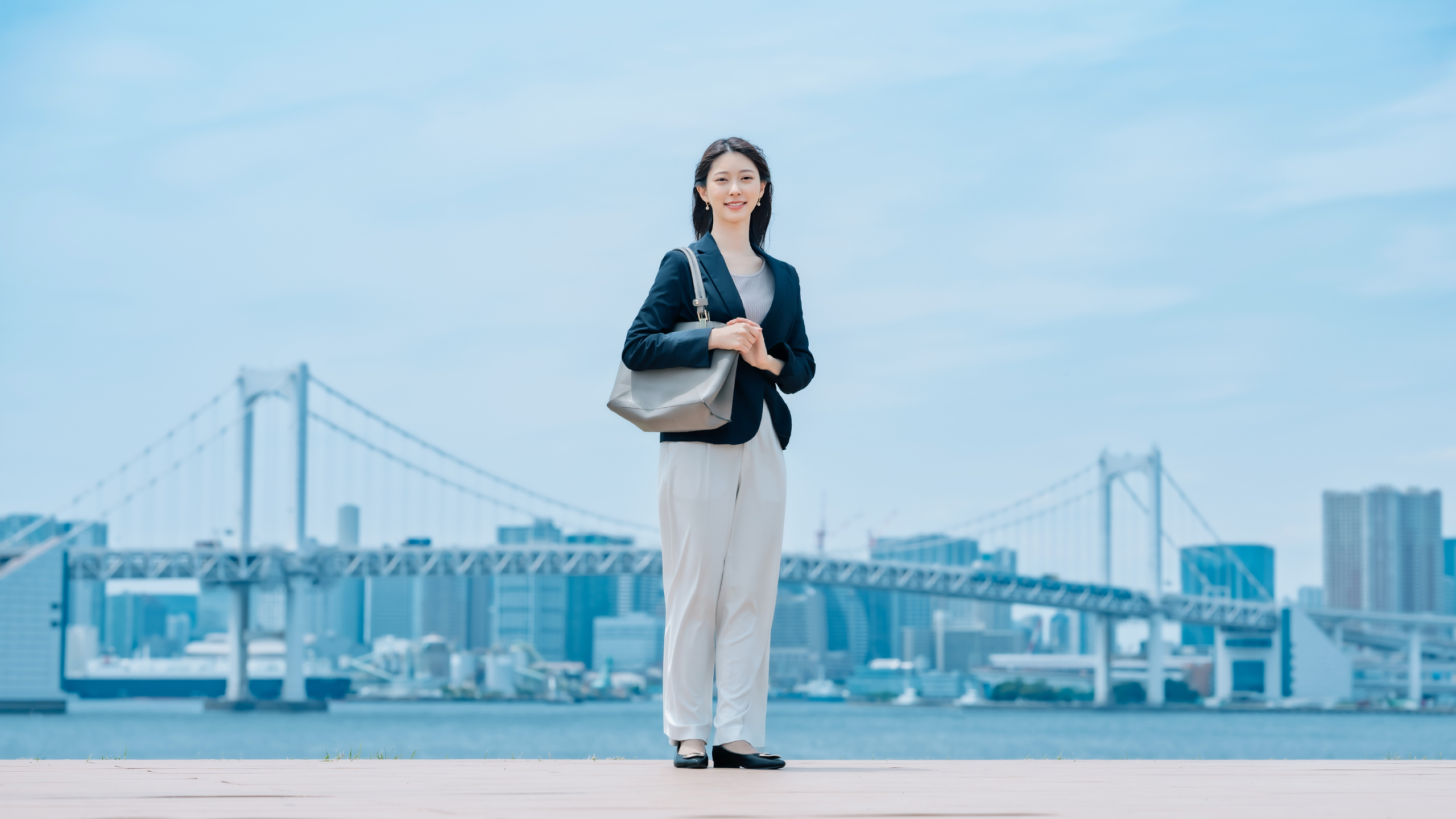 屋外に立つビジネス女性